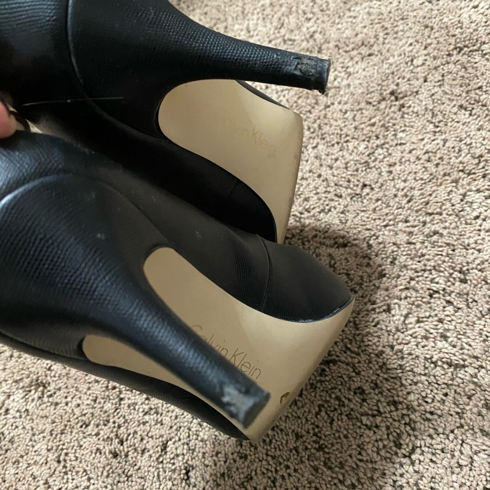 Black Pointed Toe Heels - Picture 4 of 7